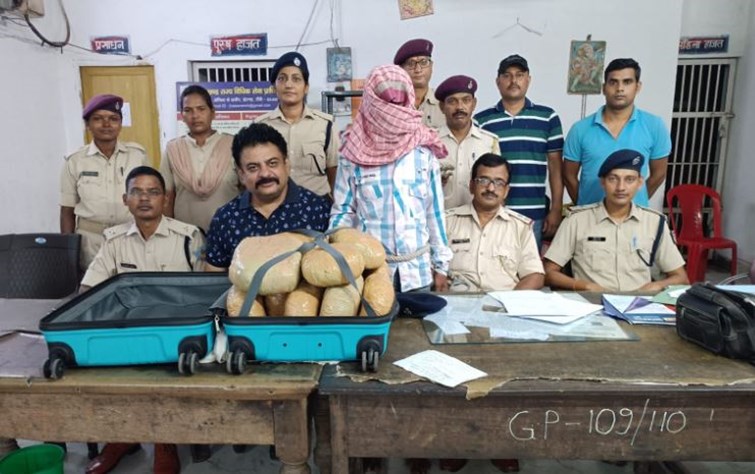  Youth carrying samples of Bihar bamboo were caught at English station