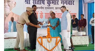 pakud mai governer ne gramino se kiya sidha samwad