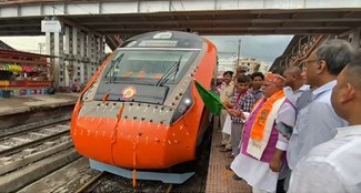 Railway passengers rejoiced when Deoghar Kashi Vande reached India.