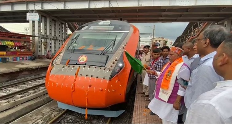 Railway passengers rejoiced when Deoghar Kashi Vande reached India.