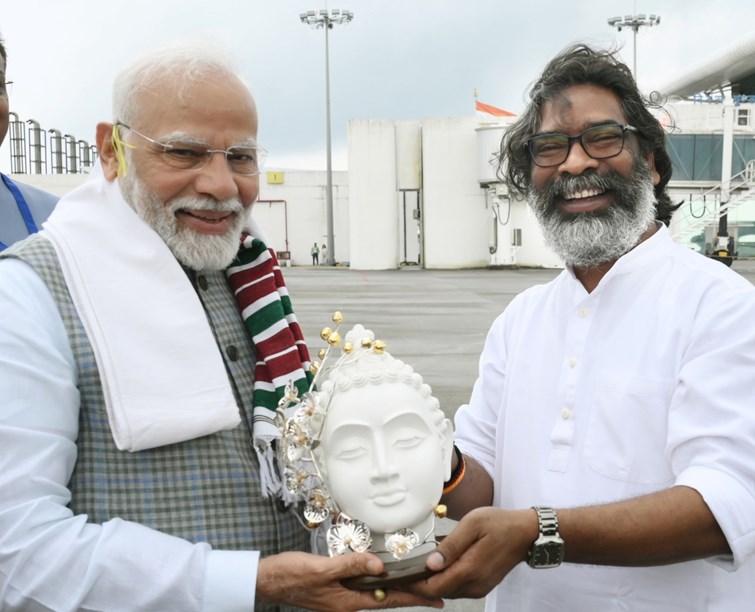  CM Hemant met PM Modi at Ranchi airport