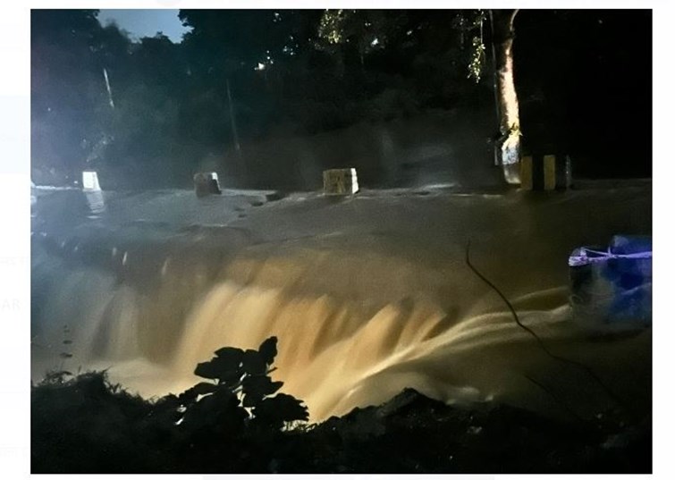 latehar mai bhari barish se puliya jalmagna