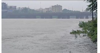 jamshedpur mai lagataar barish se nadiyan uffan per