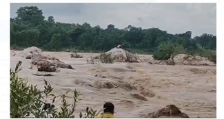 palamu mai 5 youwak baarh ke paani mai ghanto fanse