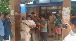  Police was arresting the accused in Chhapra but the family members clashed.