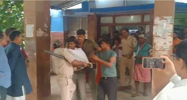  Police was arresting the accused in Chhapra but the family members clashed.