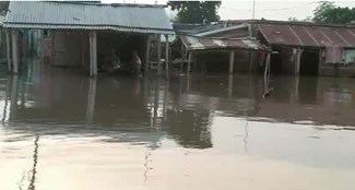  Flood victims forced to live the life of water prisoners