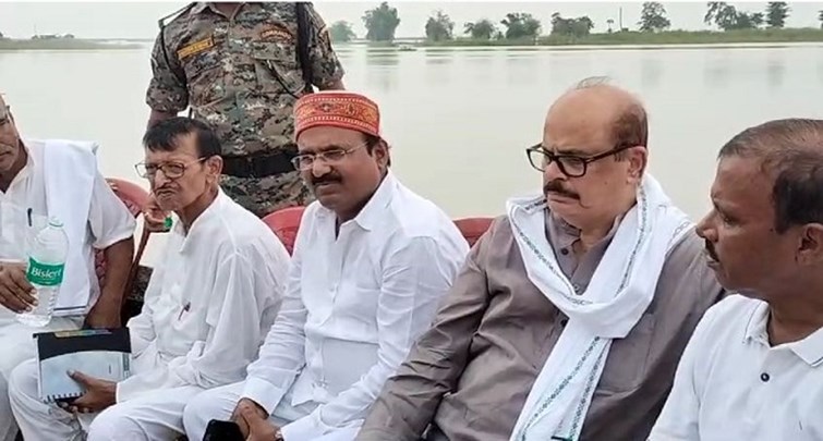  Katihar MP on visit to flood affected area