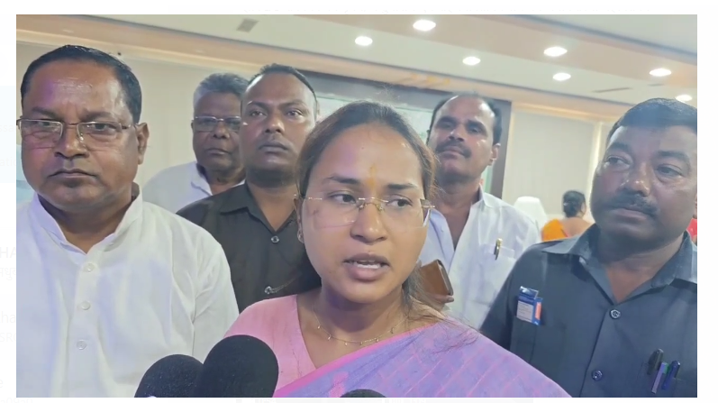 mantri shilpi neha tirki pahunchi simdega