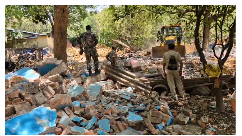 awaidh nirmaan per chala buldoger 