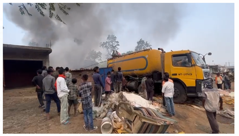 latehar mai kabari dukaan mai lagi bhishan aag 