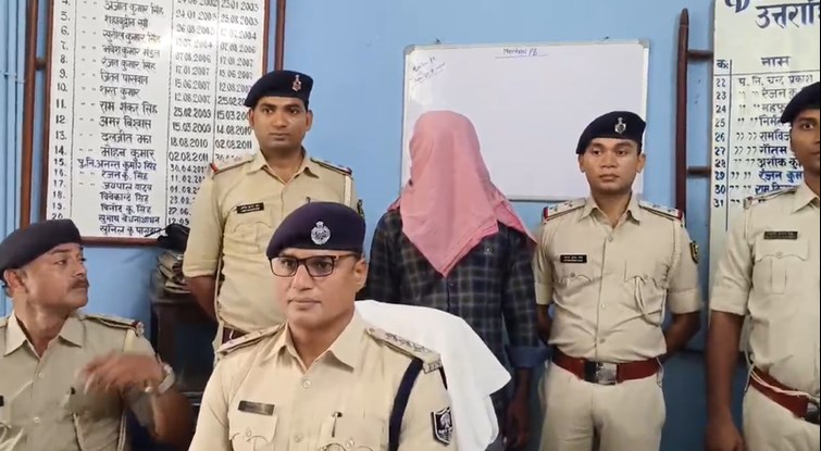 Police caught a youth waving a country-made pistol on a DJ in Manihari, Katihar, arrested him along with a country-made pistol