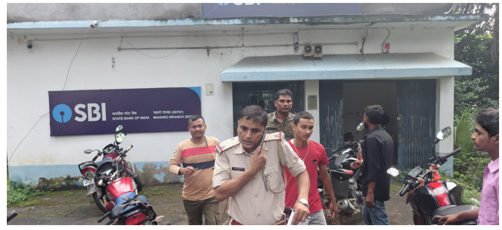 pakur mai csp karmi se 4 lakh rupaye ki loot 