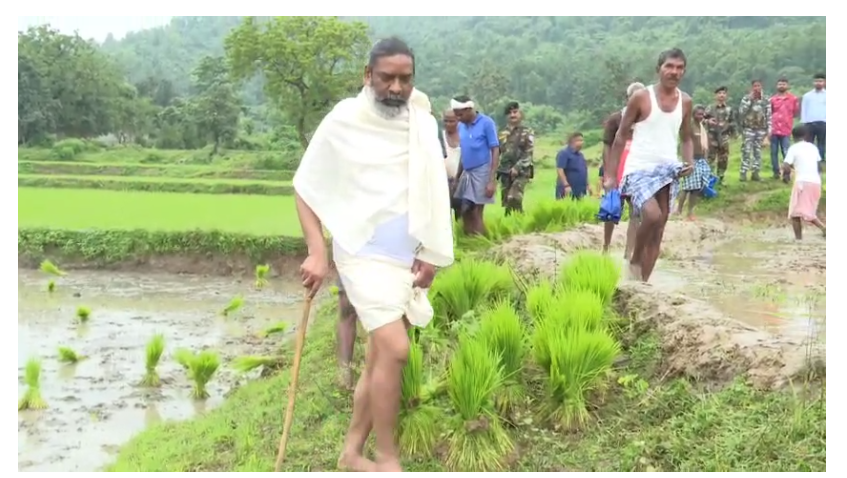 mukhyamantri ko khet mai dekh kisanon ke chehre khile 