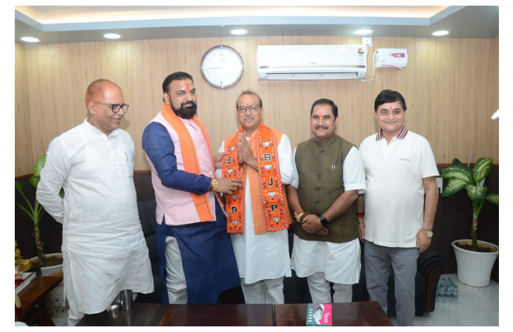 varishth patrakaar ravi tripathi bjp mai huwe shamil 