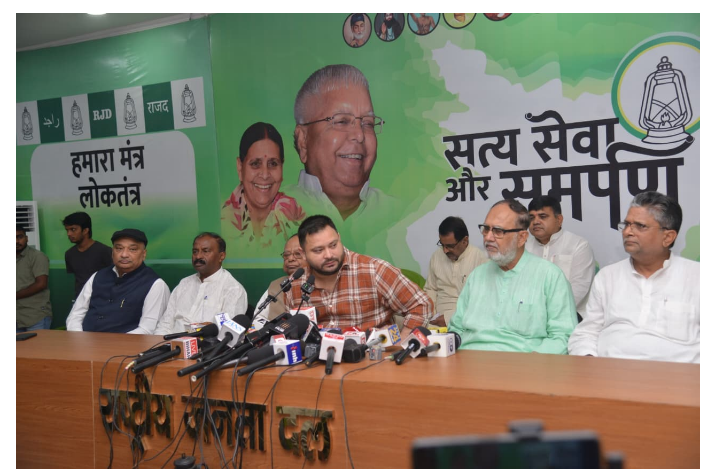 tejaswi yadav ne kendra sarkaar per sadha nishana