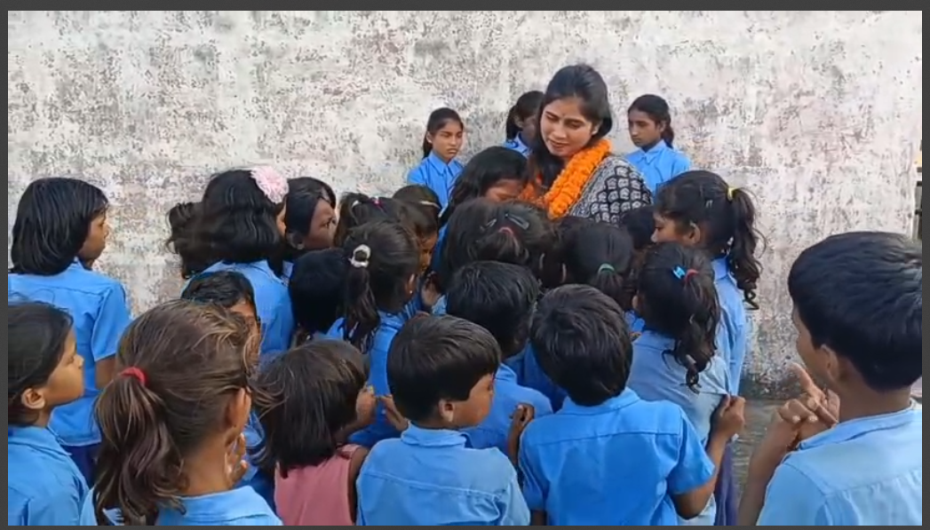 teacher ki vidai samaroh mai sine se lipatkar roye bache