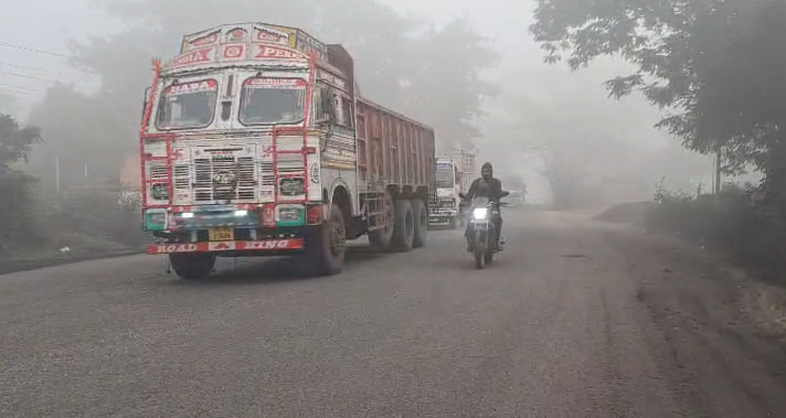 As cold increases in Jamshedpur, dense fog on roads, speed of vehicles slows down
