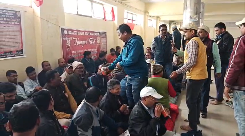 Loco running staff ready to block railway track in Katihar, 48-hour hunger strike ended by giving them juice