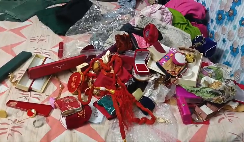 Thieves make away with jewelery and cash worth lakhs