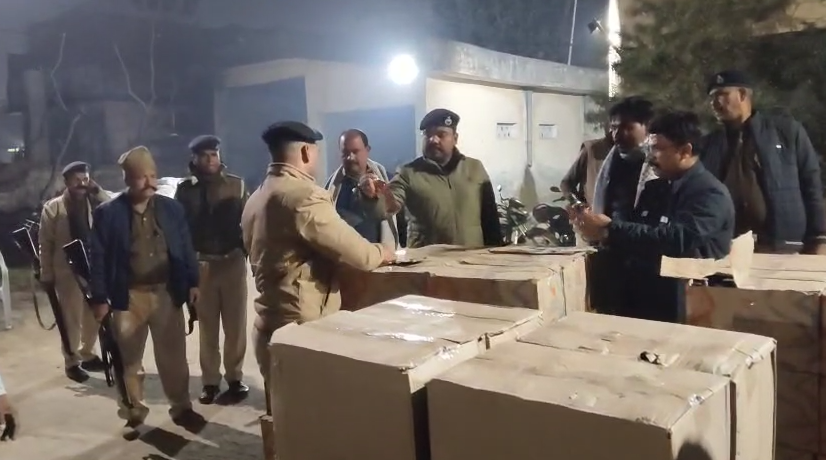 Bettiah Mofusil police station, on the basis of secret information, seized 351 cartoons of foreign liquor and 280 balloon making bags, 70 quintals of 