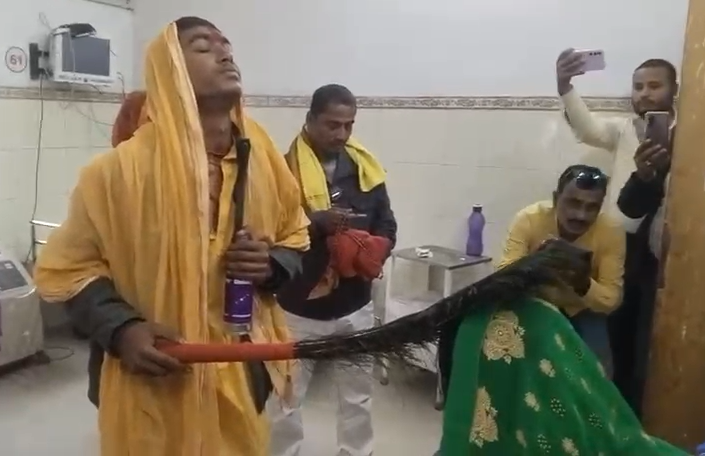 The game of exorcism in the emergency ward of Samastipur Sadar Hospital, the game of 'Bhagat' continued for a long time in front of the staff.