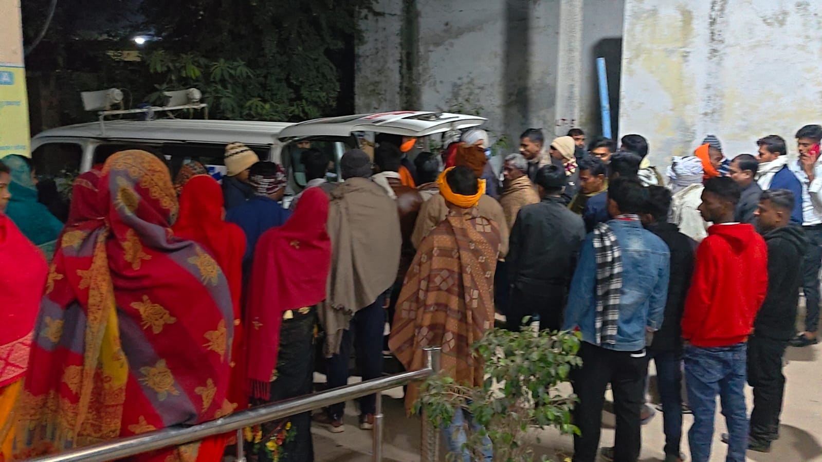 Just before the wedding procession of the elder brother, the funeral procession of the younger brother took place, two youths died in a road accident.