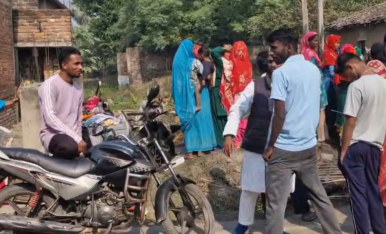 Three houses burnt to ashes, villagers angry due to absence of administration