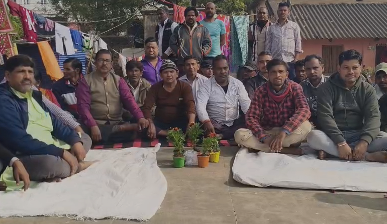 Corporation's action against footpath vendors, protest intensified