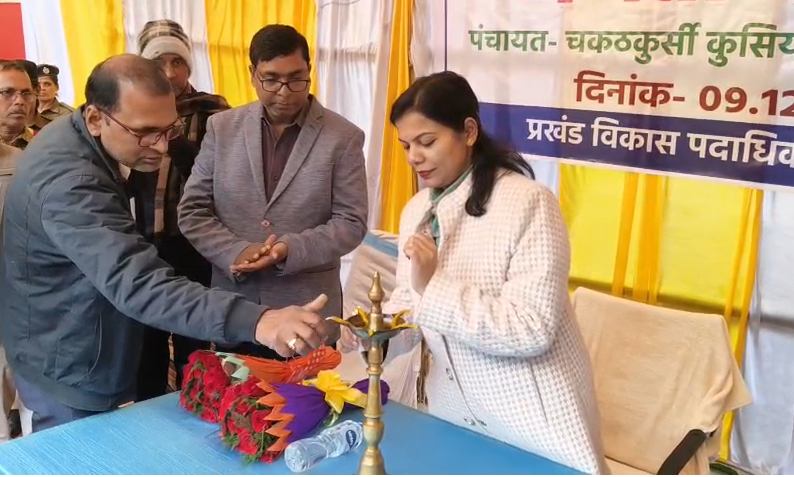 District Magistrate Vaishali, Varsha Singh inspected Public Distribution, Anganwadi and School.