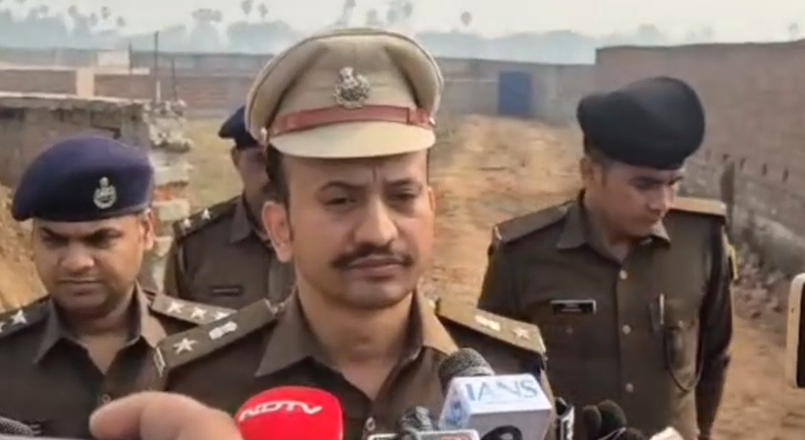 Notorious criminal Rakesh Kumar shot in the leg; weapon recovered; one accomplice on the run.