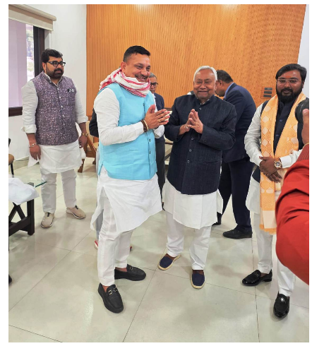 gineej book mai naam aane se cm nitish ko badhai