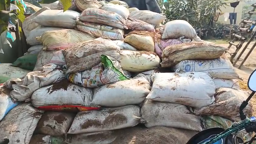 Police seized a large quantity of foreign liquor from a truck loaded with sand.