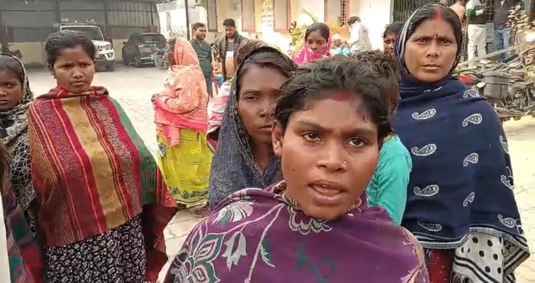 People surrounded the office and protested.