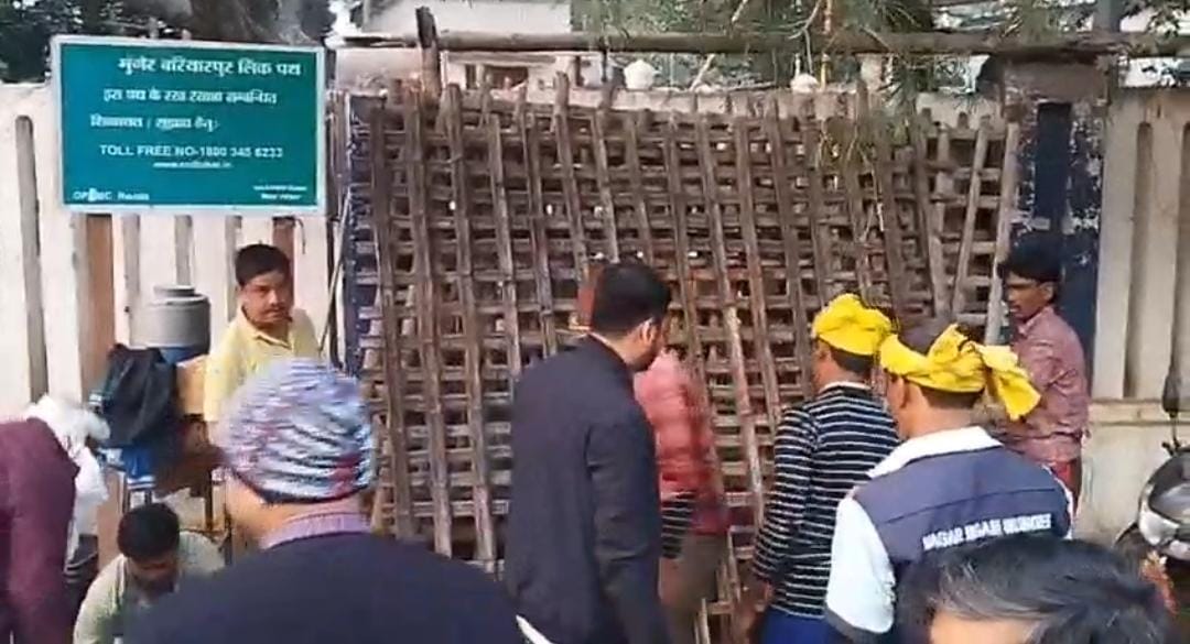 Panic spread among sidewalk vendors.