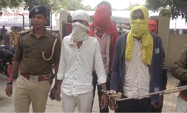 Four people arrested with two country-made pistols.