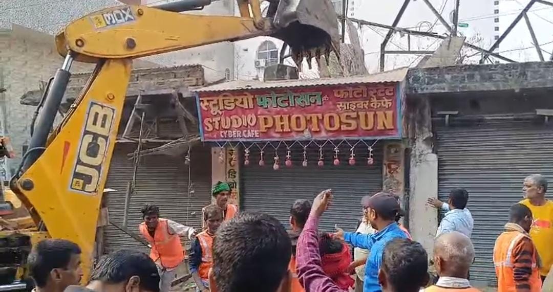 Lathi charge during an anti-encroachment drive in Bihar Sharif.
