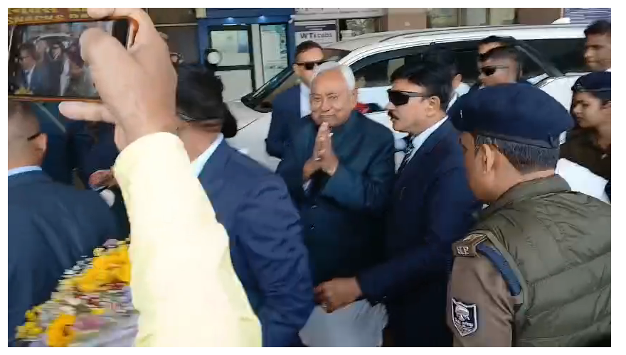 cm nitish pahunche gaya