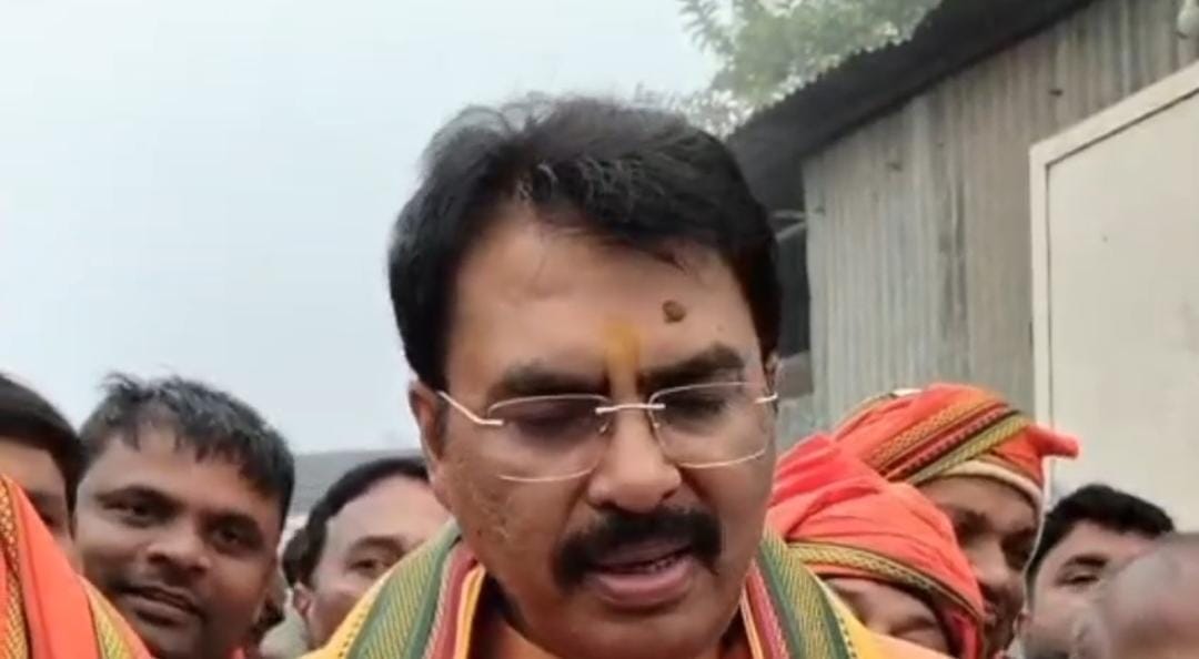 BJP state president Sanjay Sarawagi departed from Patna and received a grand welcome in Darbhanga.