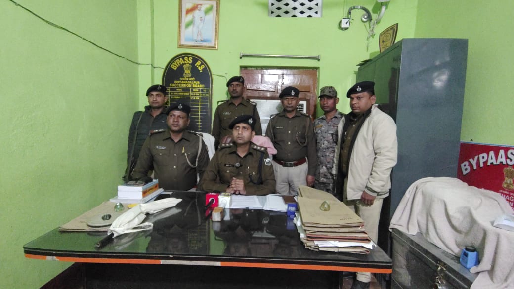 Three criminals arrested with weapons.