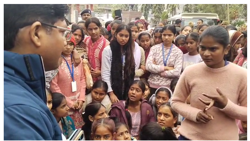 shivhar mai chhatraon ke saath badsaluki