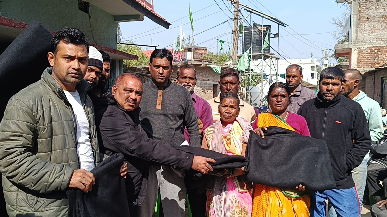 Lohardaga is experiencing a severe cold wave; Dheeraj Prasad Sahu distributed blankets among the poor.