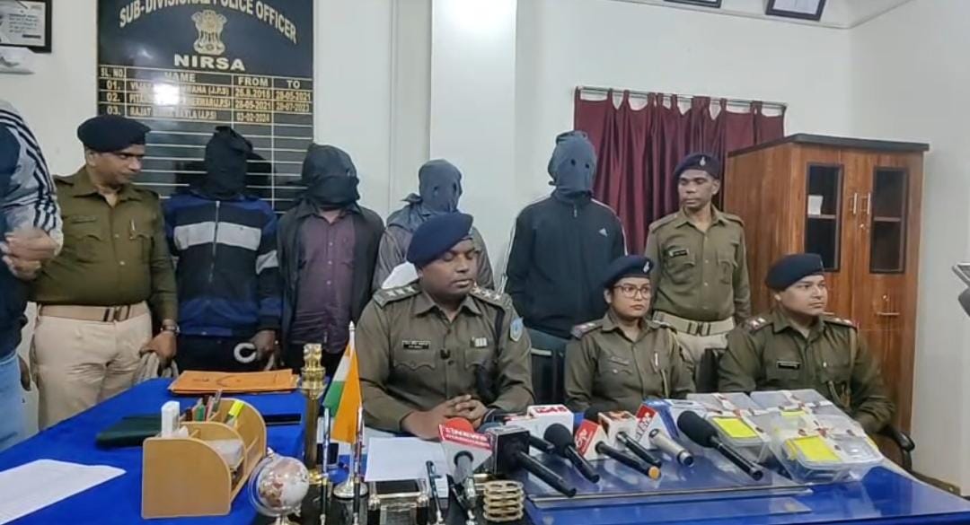 Four criminals were arrested with weapons.