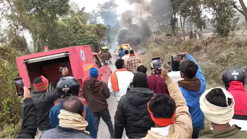 The people in the car escaped and saved their lives.