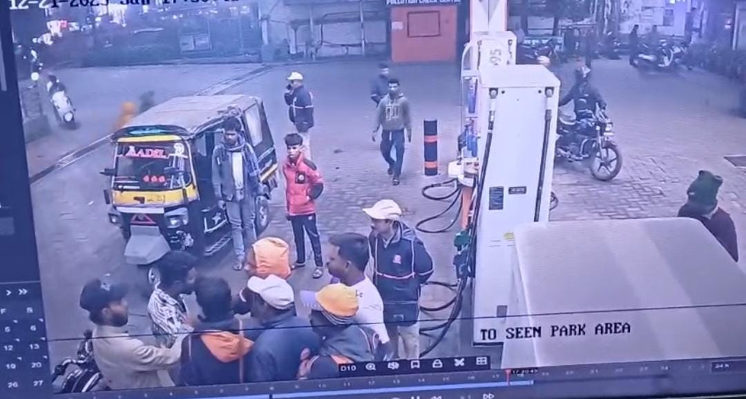 A commotion broke out at the Ashiana petrol pump in Adityapur, and an employee was assaulted.