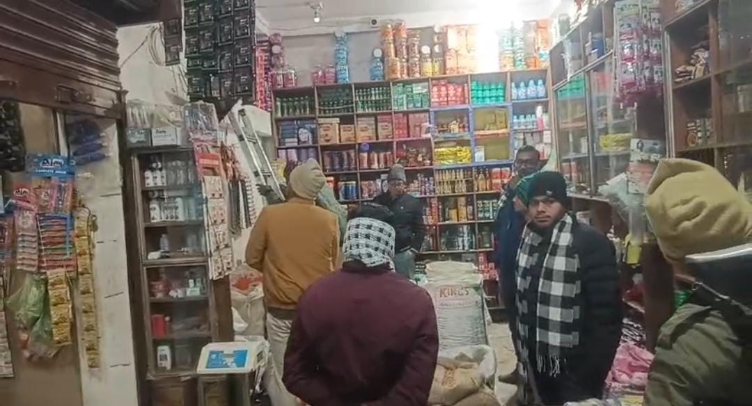 A grocery store in Vaishali was robbed of lakhs of rupees; the thieves cut through the shutter to clean out the shop.