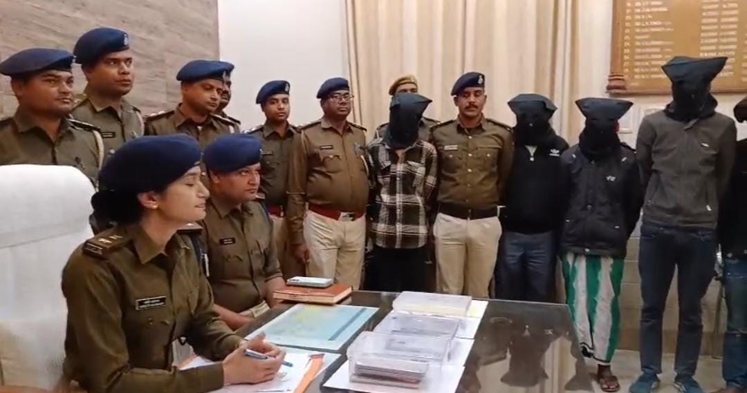 A gang involved in theft and robbery has been exposed.