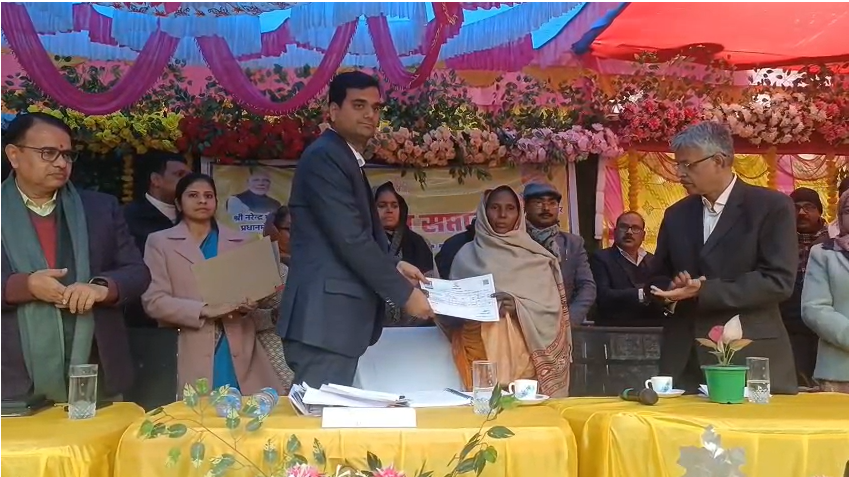 As part of the Good Governance Week and the 'Administration towards the Villages' program, District Magistrate Ashutosh Dwivedi visited Kelabari Panch