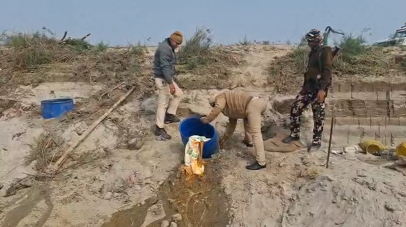 Police conducted a major raid on illegal liquor dens in Mahnar.