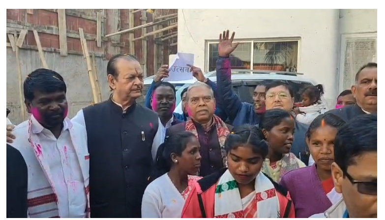 pesa kanun ko cabinet se manjuri milne per jashna